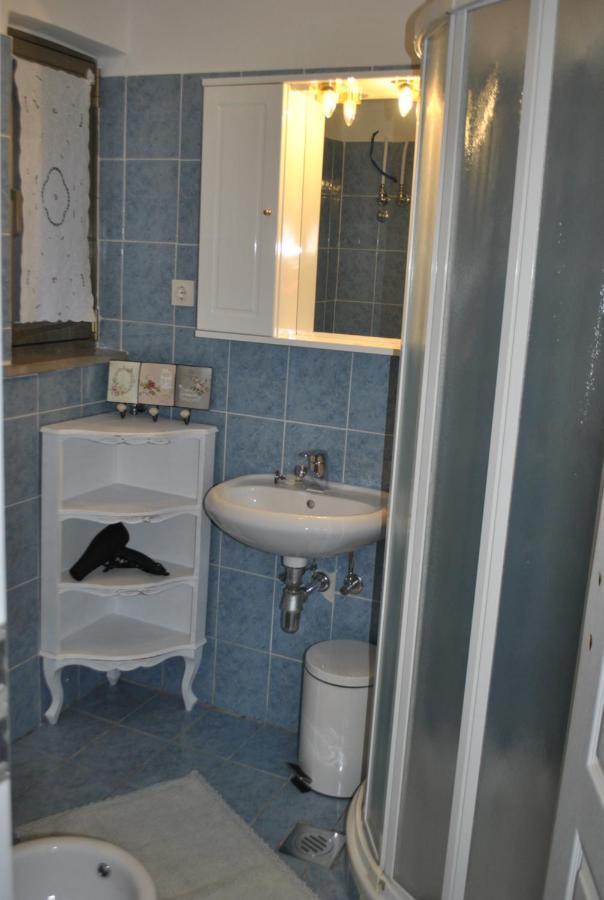 Apartment Pod Kostanji Osp Buitenkant foto