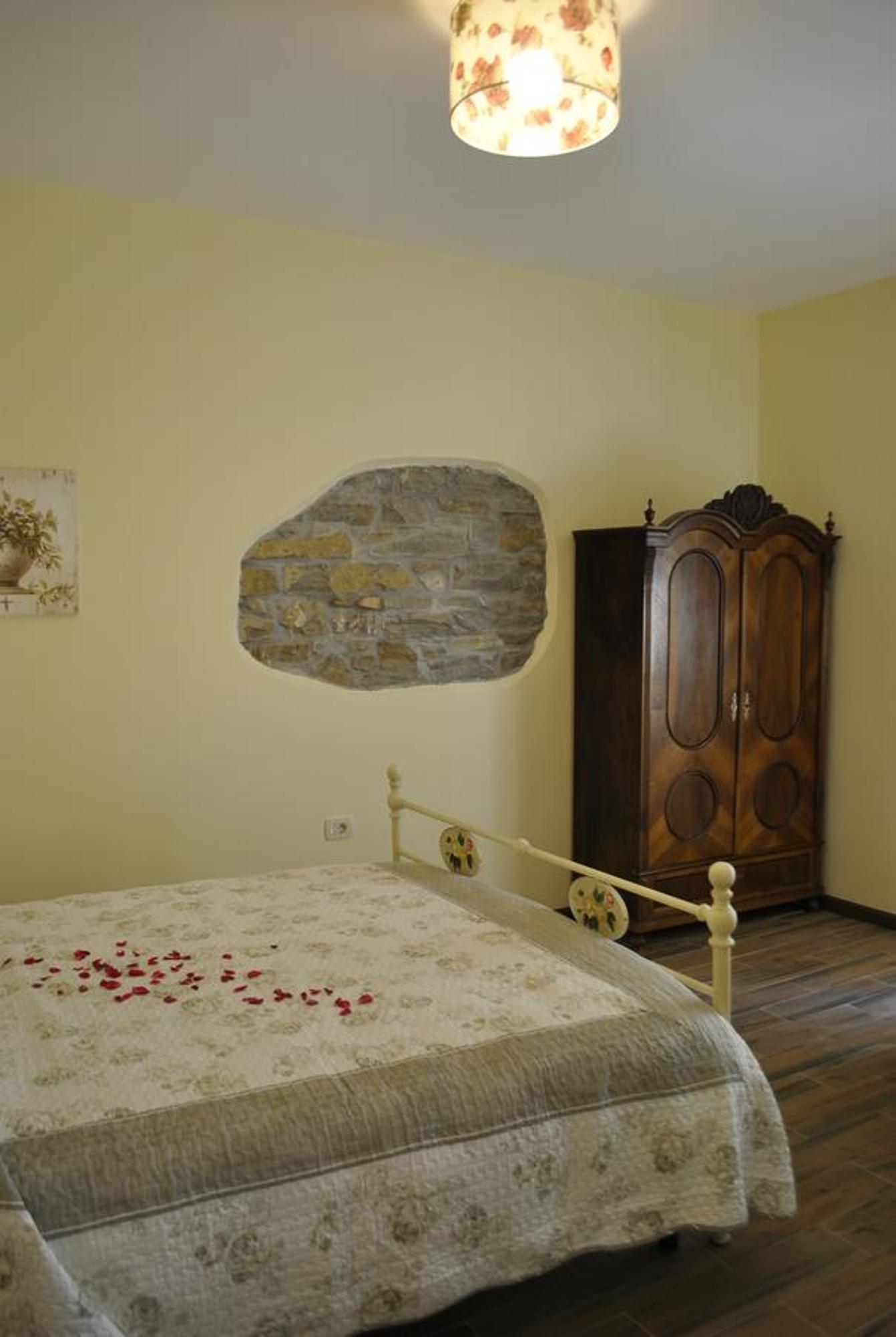 Apartment Pod Kostanji Osp Buitenkant foto